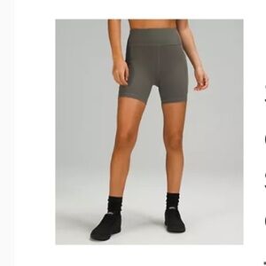 Invigorate High-Rise short 6”